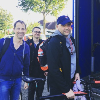 Tobias, Arnd und Christoph (v. l. n. r.) beim Verladen der Rennräder in den Anhänger